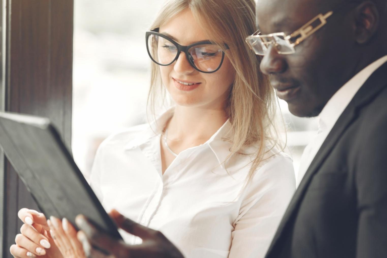 Sesión de diagnóstico financiero con materiales empresariales reales